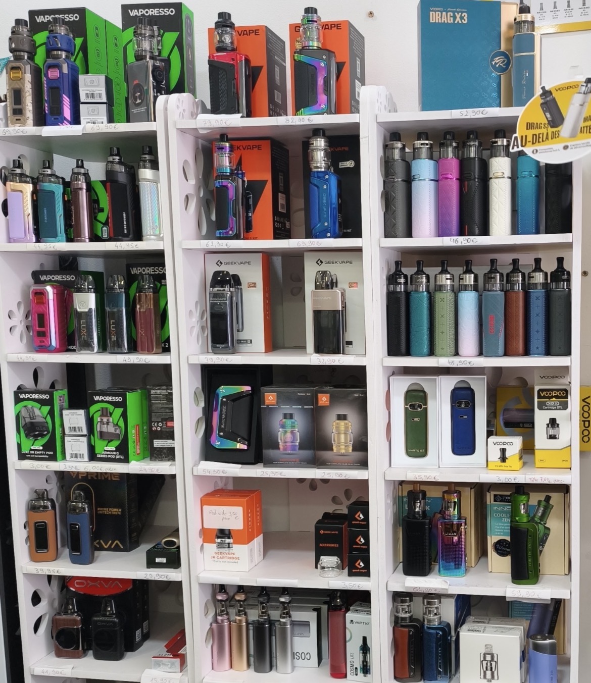 Rayon matériel de vape : kits, box et pods Vaporesso, Geekvape, Voopoo et Oxva avec prix affichés — magasin de vape à La Bourboule 63150