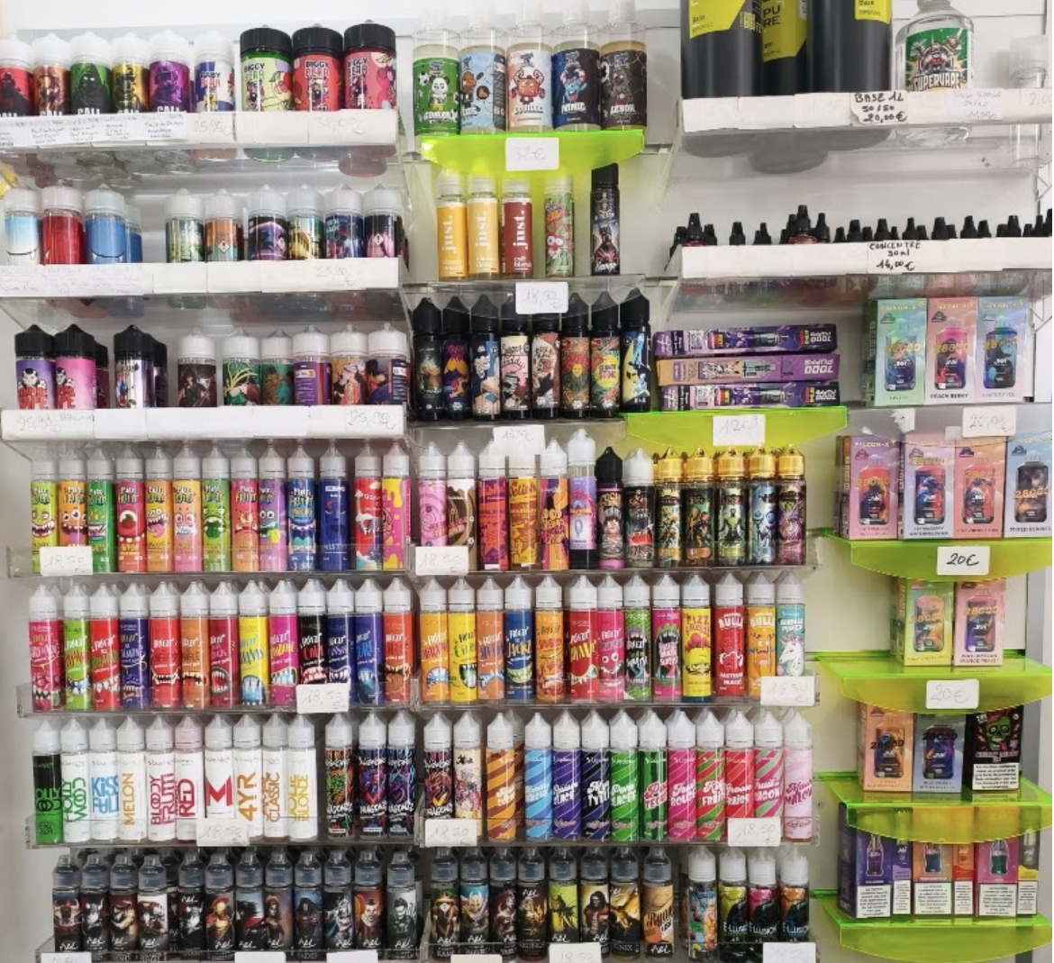 Mur de e-liquides et vape en boutique