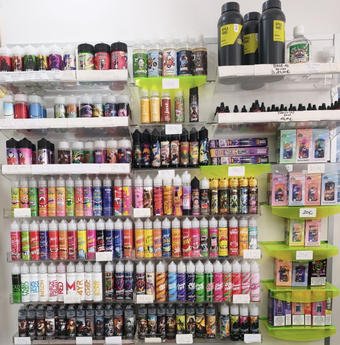 Mur d'e-liquides, bases et concentrés en boutique — large choix de saveurs pour cigarette électronique à La Bourboule